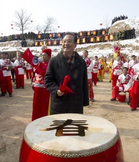 图为2012年1月22日温家宝总理来到甘肃省庆阳市环县木钵镇高寨沟村看望村民,同大家一起喜迎新春。新华社记者李学仁摄 图为2012年1月22日温家宝总理来到甘肃省庆阳市环县木钵镇高寨沟村看望村民,同大家一起喜迎新春。新华社记者李学仁摄