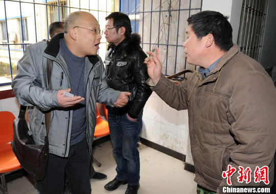 双方在楼道发生争执和冲突 双方在楼道发生争执和冲突